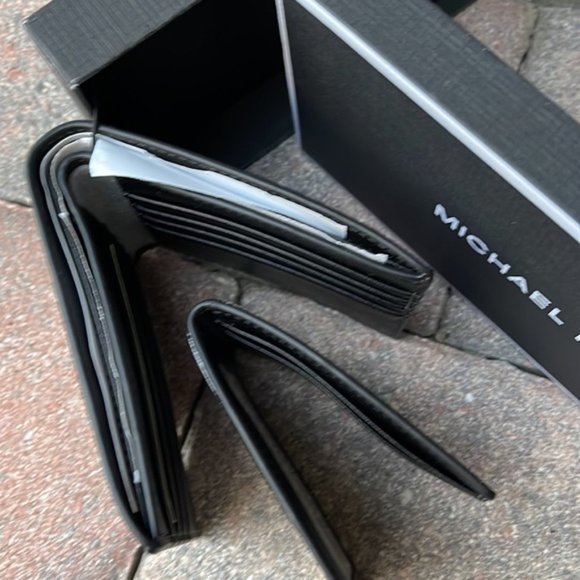 Michael Kors Boxed Signature 3 in 1 Bifold Wallet In White / Pearl Grey - Picture 4 of 14